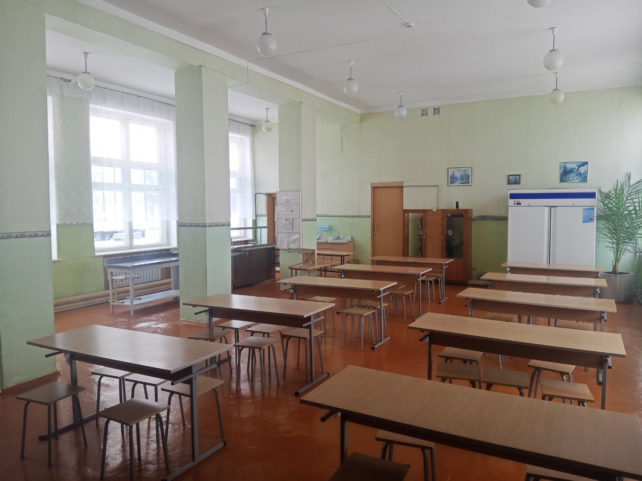 Школьная столовая.